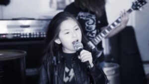 Une fillette de 8 ans à la tête d&rsquo;un groupe d&rsquo;enfants et d&rsquo;adolescents reprend la chanson Roots Bloody Roots de Sepultura !