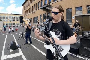 Un guitariste qui a réappris à jouer de la main gauche fête l&rsquo;occasion avec un concert de Death Metal… dans une école primaire !