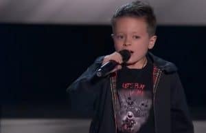 AC/DC : Regardez ce garçon de 7 ans qui chante Highway To Hell à The Voice Kids en Espagne