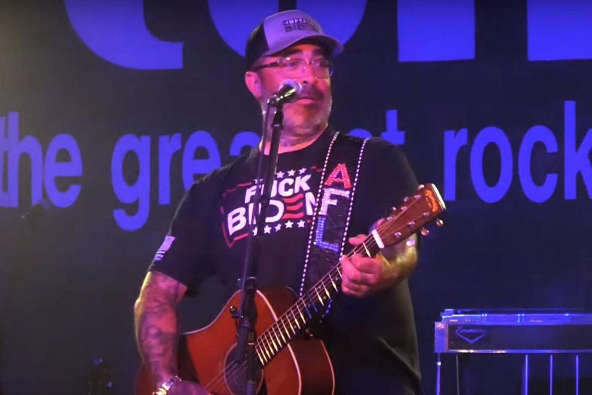 Aaron Lewis, ivre sur scène, interprète une chanson deux fois et supplie la foule de ne pas diffuser les images