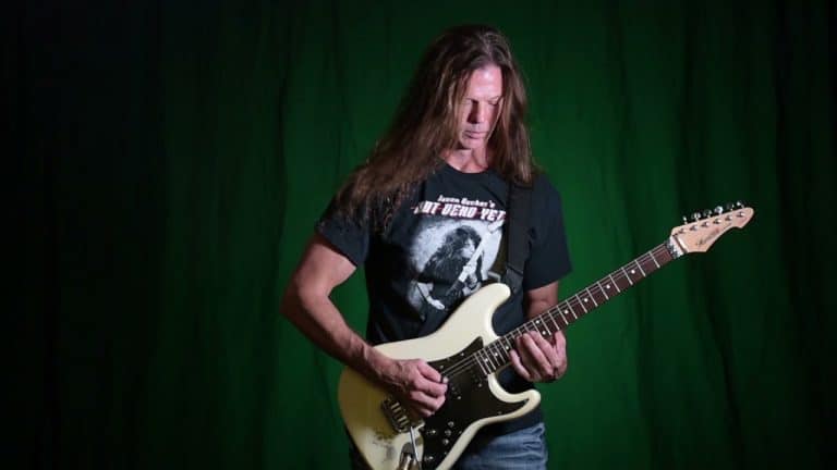 Regardez Chris Broderick (ex-guitariste de Megadeth) jouer Perpetual Burn avec la guitare Hurricane originale de Jason Becker
