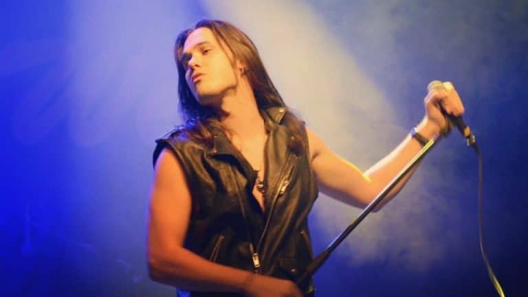 Whitesnake intègre un nouveau membre, Dino Jelusick de Trans-Siberian Orchestra