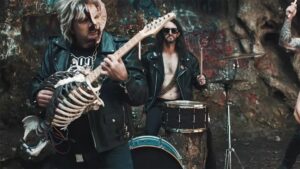 L&rsquo;homme qui a fabriqué une guitare à partir du squelette de son oncle décédé est de retour avec un clip vidéo hypnotique !