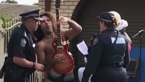 Un guitariste australien à moitié nu arrêté dans son allée suite à des plaintes pour nuisances sonores