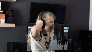 Une métalleuse de 9 ans hurle à pleins poumons sur une chanson de Spiritbox