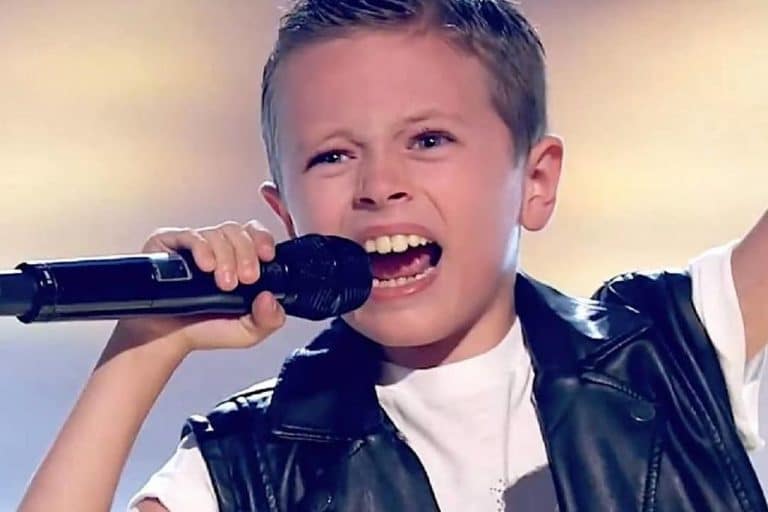 AC/DC : Regardez ce garçon de 8 ans chanter Back In Black à The Voice Kids en Espagne (il est de retour !)