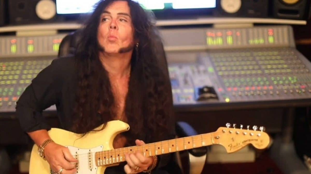 Yngwie Malmsteen explique pourquoi il refuse d&rsquo;écouter la musique des autres : « Je me fiche de ce qui est à la mode »