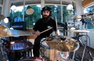 Regardez ce batteur jouer Through The Fire And Flames de DragonForce avec aisance !