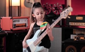 Rush : Regardez cette enfant de 9 ans jouer à la perfection la partie de basse de Tom Sawyer