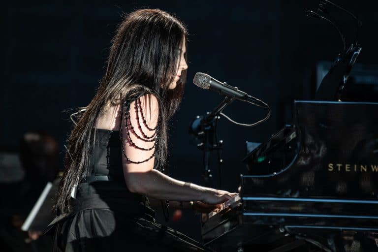 Amy Lee, d’Evanescence, à propos du licenciement de la guitariste Jen Majura : “C’est compliqué, mais en même temps, il faut juste suivre son cœur”