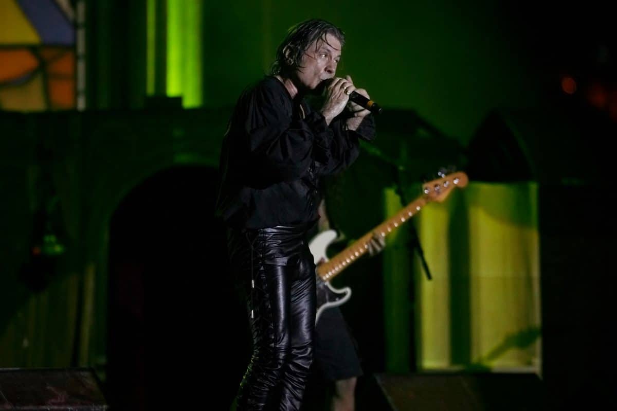 Bruce Dickinson explique pourquoi Iron Maiden continue d’écrire des chansons longues et progressives