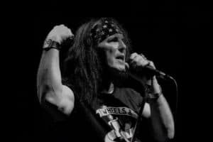 Le chanteur original de AC/DC, Dave Evans, sort un nouveau single intitulé Who’s Gonna Rock Me?