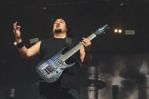 Dino Cazares, de Fear Factory, à propos des commissions sur les produits dérivés : “En gros, les groupes paient pour jouer de nos jours”