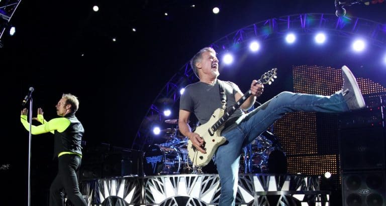 La fois où Eddie Van Halen a suturé une blessure avec de la superglue pour continuer à jouer pendant neuf heures