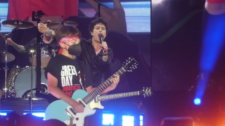 Green Day : Regardez un fan de 11 ans se déchaîner à la guitare sur scène avec le groupe