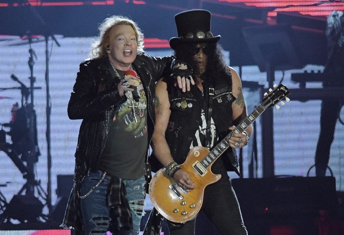 Axl Rose se vautre 14 fois sur scène : Guns N’ Roses joue la carte de l’autodérision