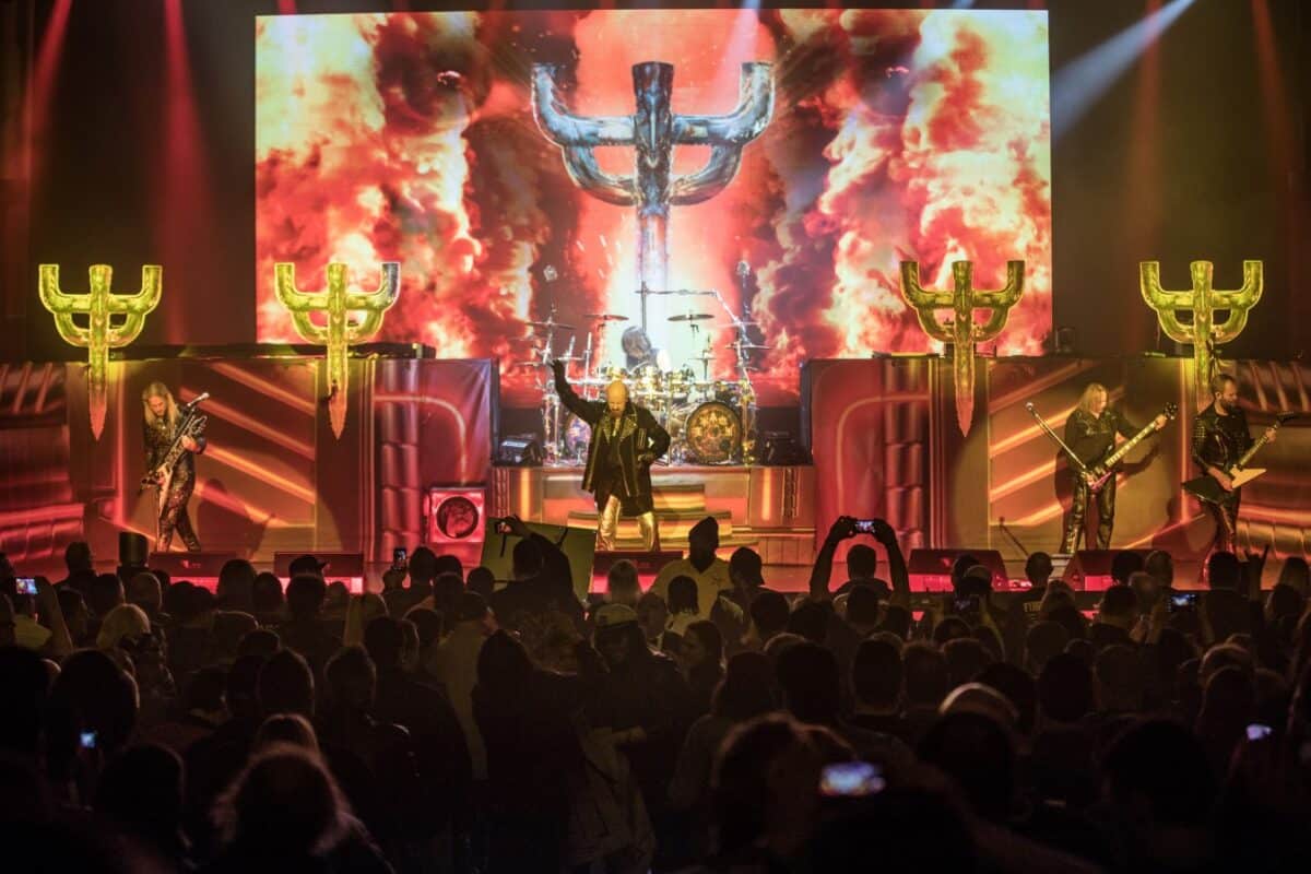 Regardez Judas Priest explorer sa discographie sur scène et jouer One Shot At Glory et Invader pour la toute première fois !