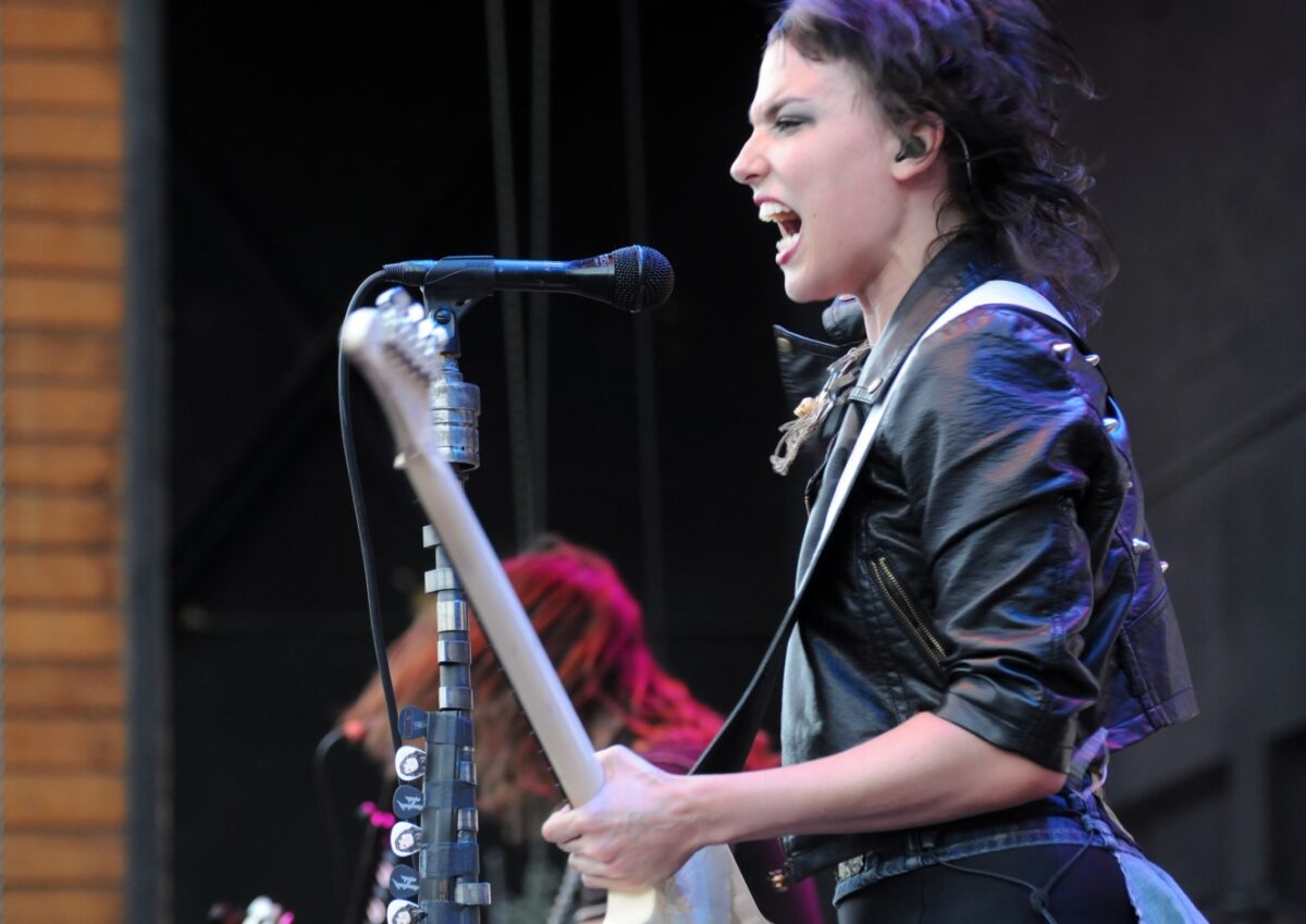 Lzzy Hale, de Halestorm, à propos du puissant nouveau single, Back From The Dead : « Gardez vos prières, je suis de retour ! »