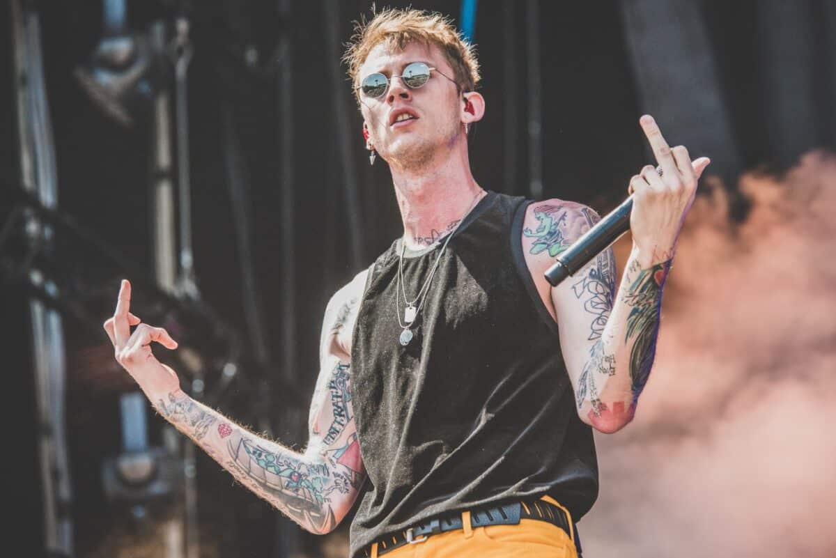 « J’ai du mal à rester debout » : MGK blessé après un saut raté depuis un toit