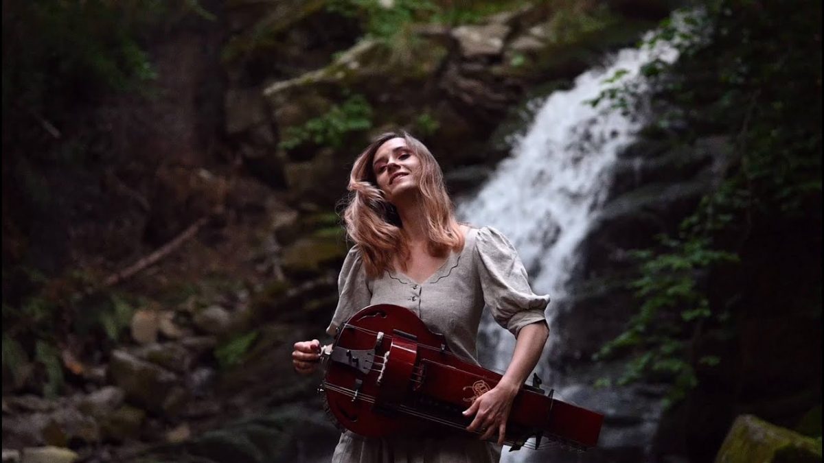 Michalina Malisz de Eluveitie reprend le titre Promentory extrait du film Le Dernier des Mohicans à la vielle à roue !