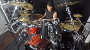 Dream Theater : Regardez Mike Mangini interpréter avec force le nouveau single, The Alien, à la batterie !