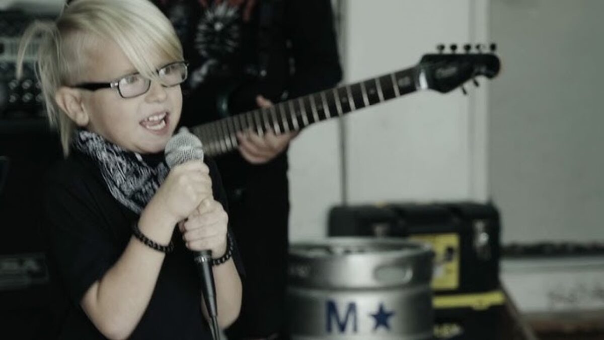Un garçon de 6 ans à la tête d&rsquo;un groupe d&rsquo;enfants et d&rsquo;adolescents reprend la chanson Here To Stay de Korn !