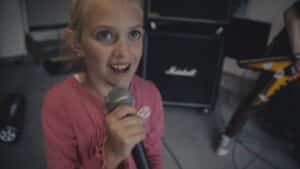 Une fillette de 8 ans à la tête d&rsquo;un groupe d&rsquo;enfants et d&rsquo;adolescents reprend la chanson Walk de Pantera