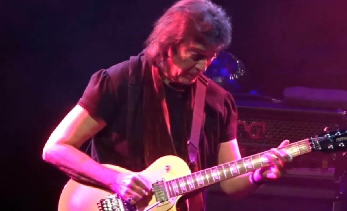 Steve Hackett se souvient que Genesis a acheté son premier Mellotron à King Crimson