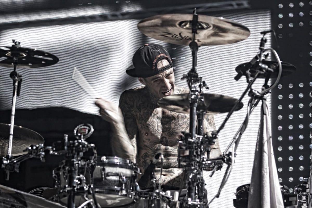 Travis Barker prend l&rsquo;avion pour la première fois depuis le crash mortel de 2008