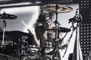 Travis Barker prend l’avion pour la première fois depuis le crash mortel de 2008