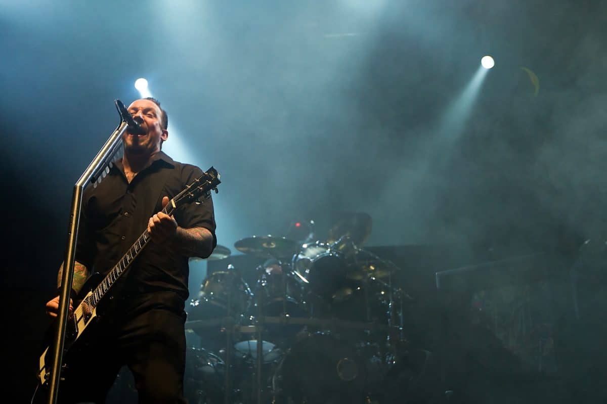 Michael Poulsen, de Volbeat, ne veut pas prendre de cours de guitare : « Pas question, ça pourrait gâcher mon style »