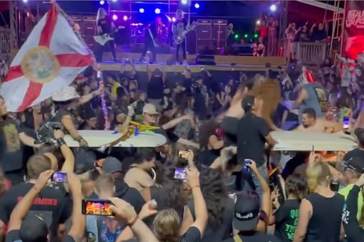 Un circle pit avec des voiturettes de golf pendant un concert du groupe de Metal Exodus