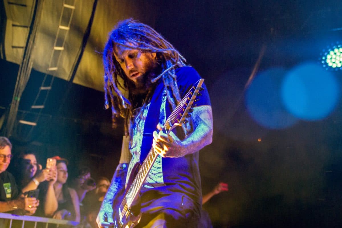 Korn sortira de la nouvelle musique en 2024, selon le guitariste Brian “Head” Welch