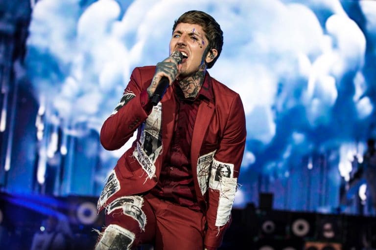 Bring Me The Horizon donne un concert composé uniquement de vieilles chansons lors d’un festival à Malte, et est rejoint par de nombreux invités sur scène