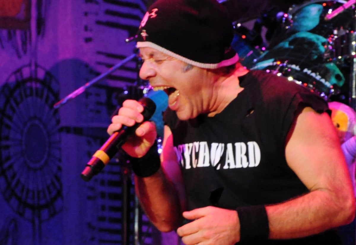 Bruce Dickinson explique pourquoi Iron Maiden a refusé de jouer des concerts en streaming : “C’est tout simplement nul”