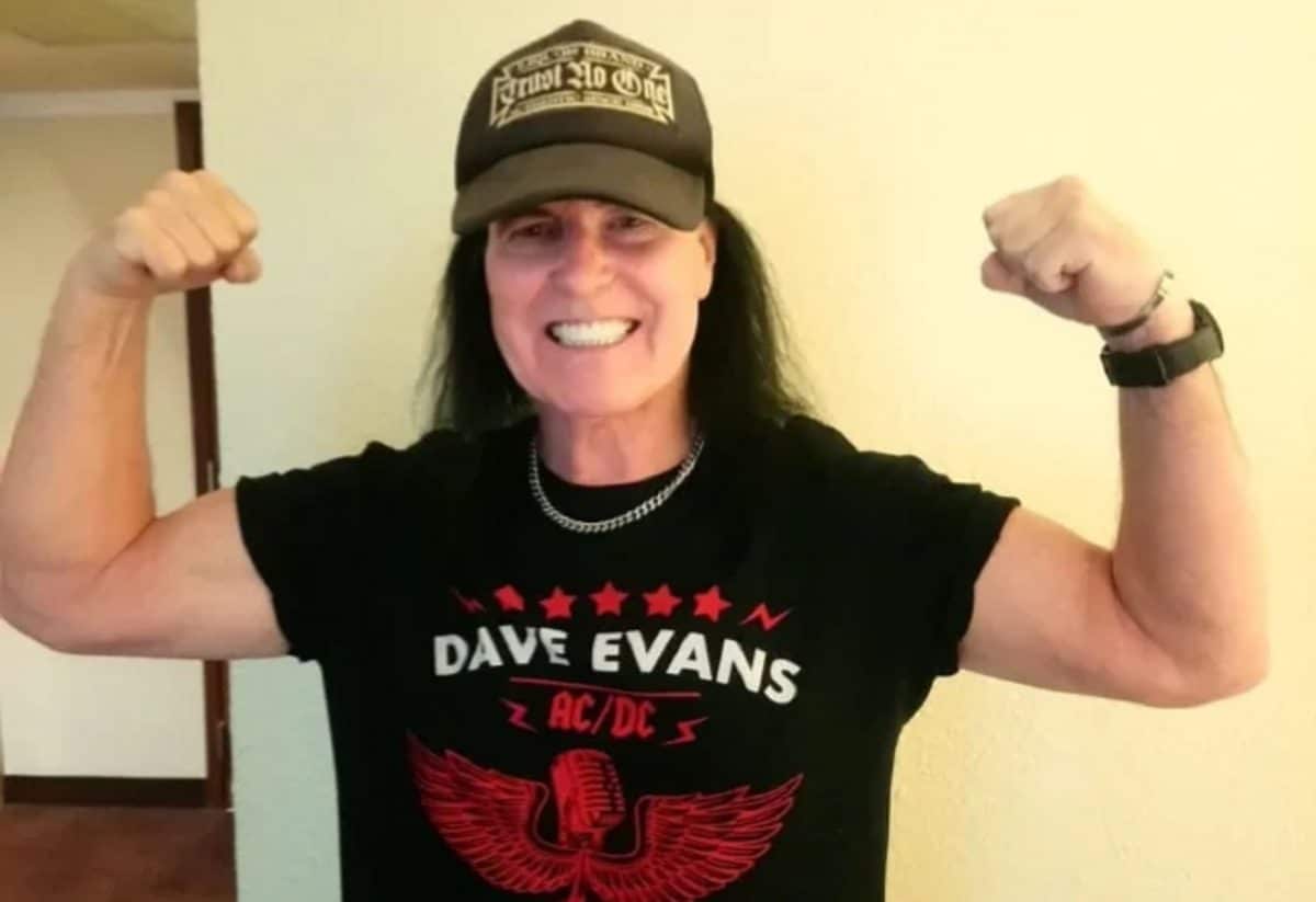 “Il n’y a plus d’humanité” : L’ancien chanteur d’AC/DC dézingue le rock moderne et défend l’émotion brute