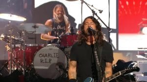 MTV VMAs 2021 : Foo Fighters rafle les récompenses tandis que Machine Gun Kelly et Conor McGregor se battent sur le tapis rouge !