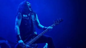Iron Maiden : Regardez Frank Bello de Anthrax jouer The Number Of The Beast sur la Steve Harris Fender Precision