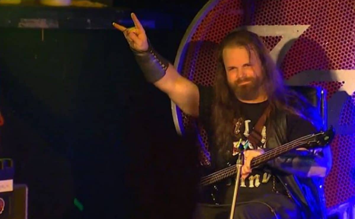 Dave Grohl prête son trône au bassiste de Metal qui a empêché une fusillade de masse lors d&rsquo;un concert