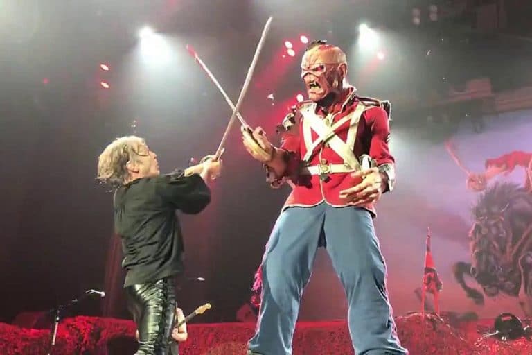 Bruce Dickinson, le chanteur de Iron Maiden, veut se battre au sabre laser avec Eddie sur scène