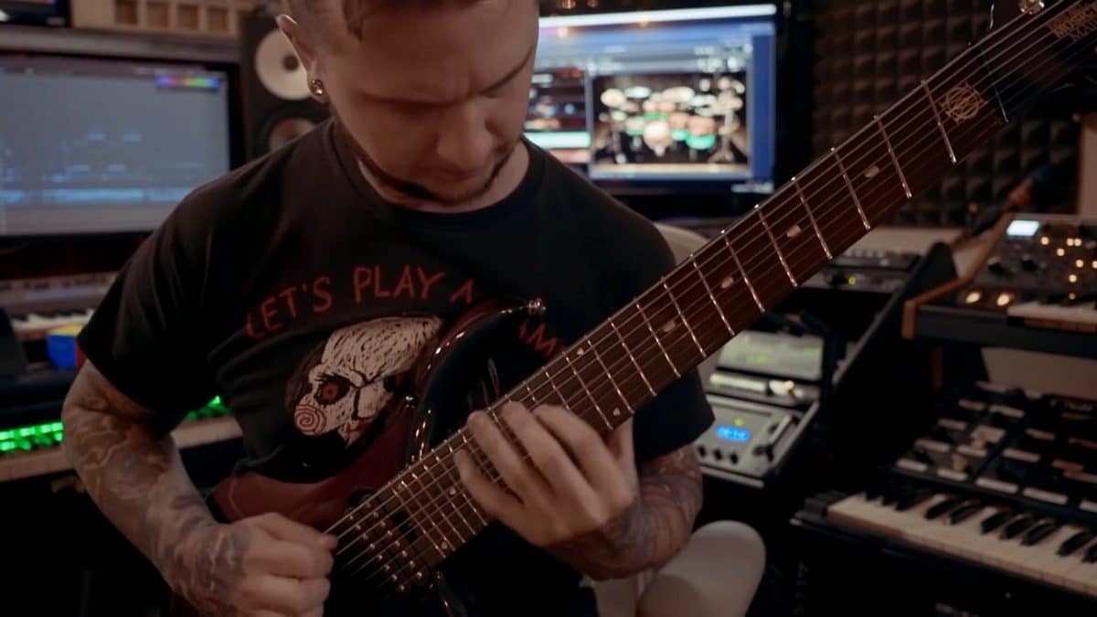 Regardez Jason Richardson mettre à l&rsquo;épreuve l&rsquo;impressionnante guitare à 8 cordes de John Petrucci