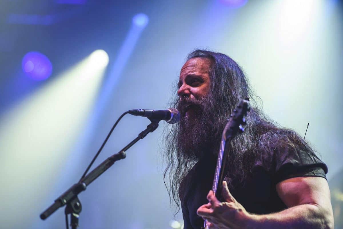 “Je me sens dépassé” : John Petrucci parle de devoir réapprendre certaines chansons de Dream Theater qu’il a écrites quand il avait 20 ou 30 ans