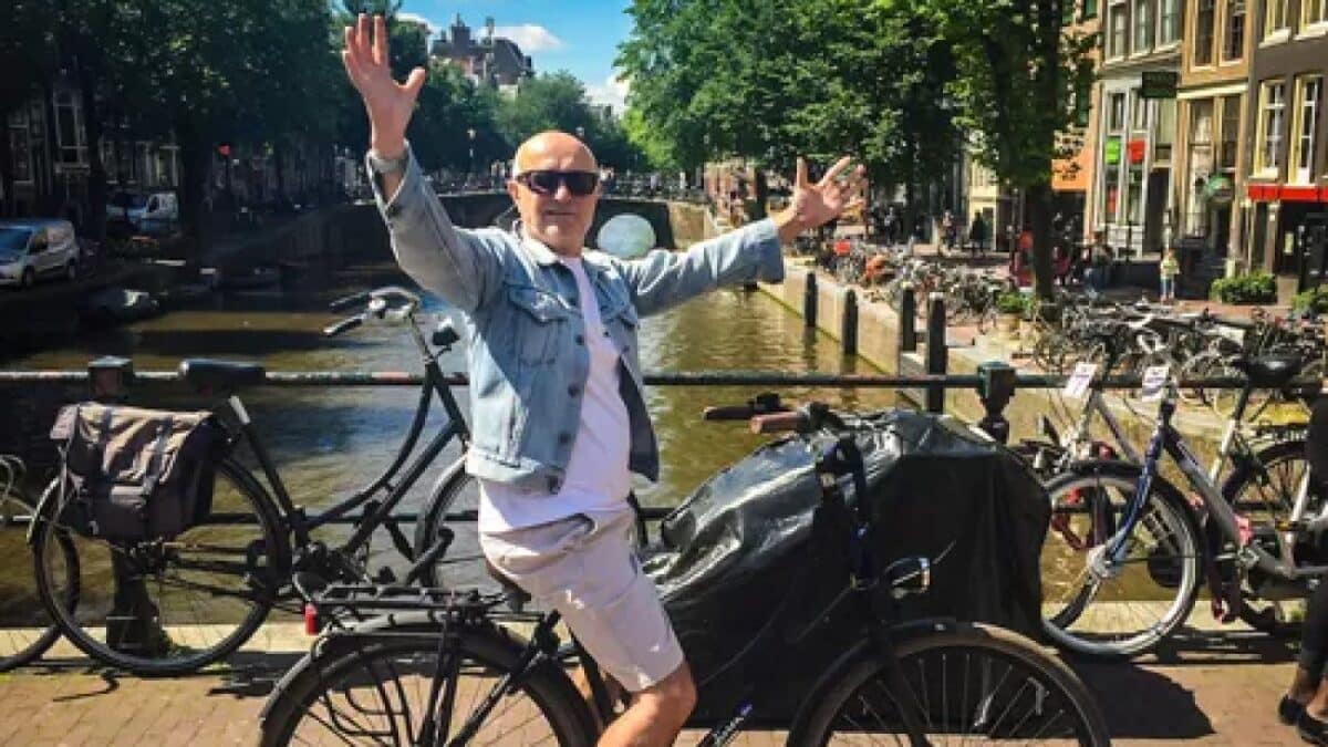 Joe Satriani rend hommage à son manager de longue date, Mick Brigden, décédé à l&rsquo;âge de 73 ans