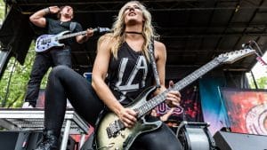 Alice Cooper : Nita Strauss rend hommage à Jason Becker sur scène : “Cette guitare a vraiment la magie de Jason en elle”