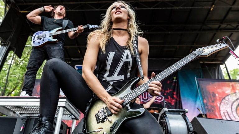 Alice Cooper : Nita Strauss rend hommage à Jason Becker sur scène : “Cette guitare a vraiment la magie de Jason en elle”