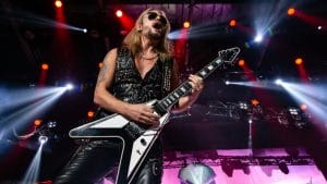 Judas Priest : Richie Faulkner donne des nouvelles de sa santé — “Je fais de la rééducation trois fois par jour : le matin, avant le concert et après”
