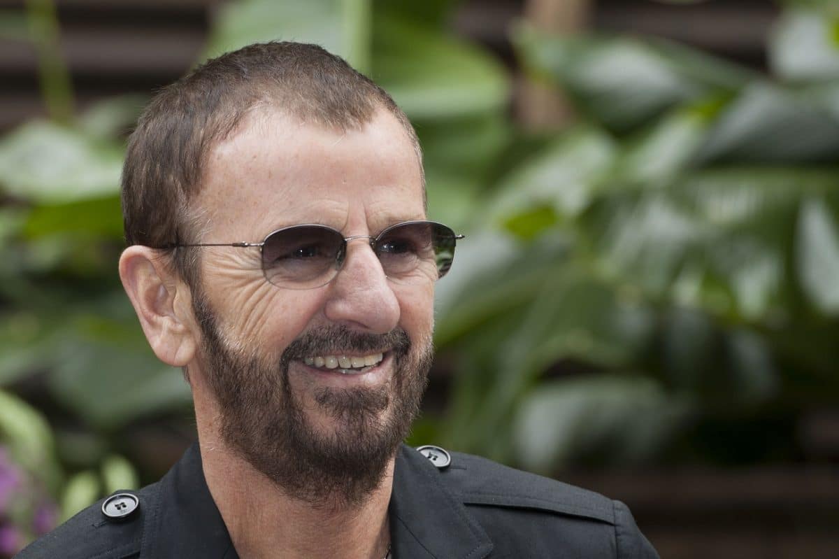 Ringo Starr condamne les “terribles rumeurs” selon lesquelles John Lennon aurait été remplacé par une IA sur la dernière chanson des Beatles