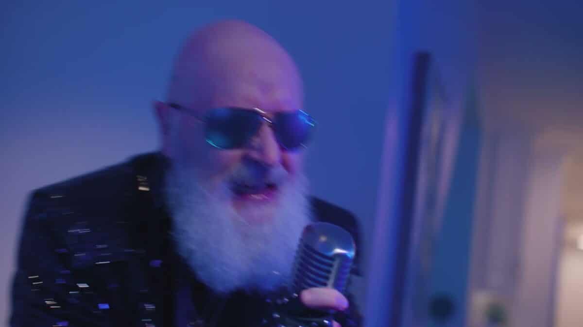 Rob Halford de Judas Priest en vedette dans des publicités pour des assurances