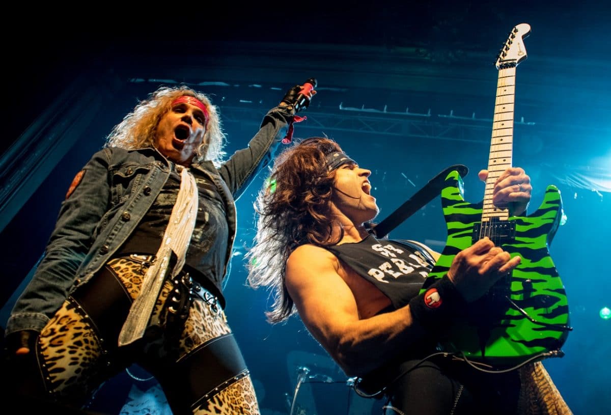 Le guitariste de Steel Panther affirme que la liberté d&rsquo;expression est en train de mourir en Amérique : « Les talibans peuvent tweeter ce qu&rsquo;ils veulent, mais pas Donald Trump »