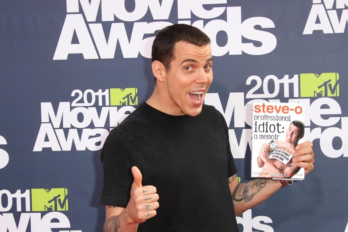 Steve-O de Jackass présente Ice Nine Kills à un festival en se coupant la langue